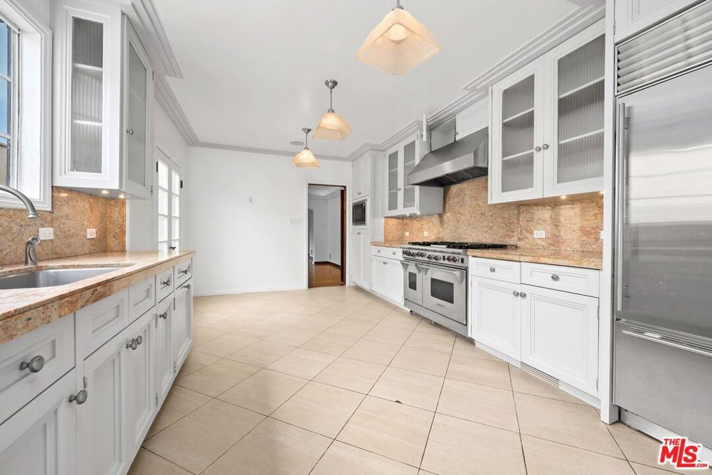 Image 15 of property listing at 432 Smithwood Drive, Beverly Hills, CA 90212