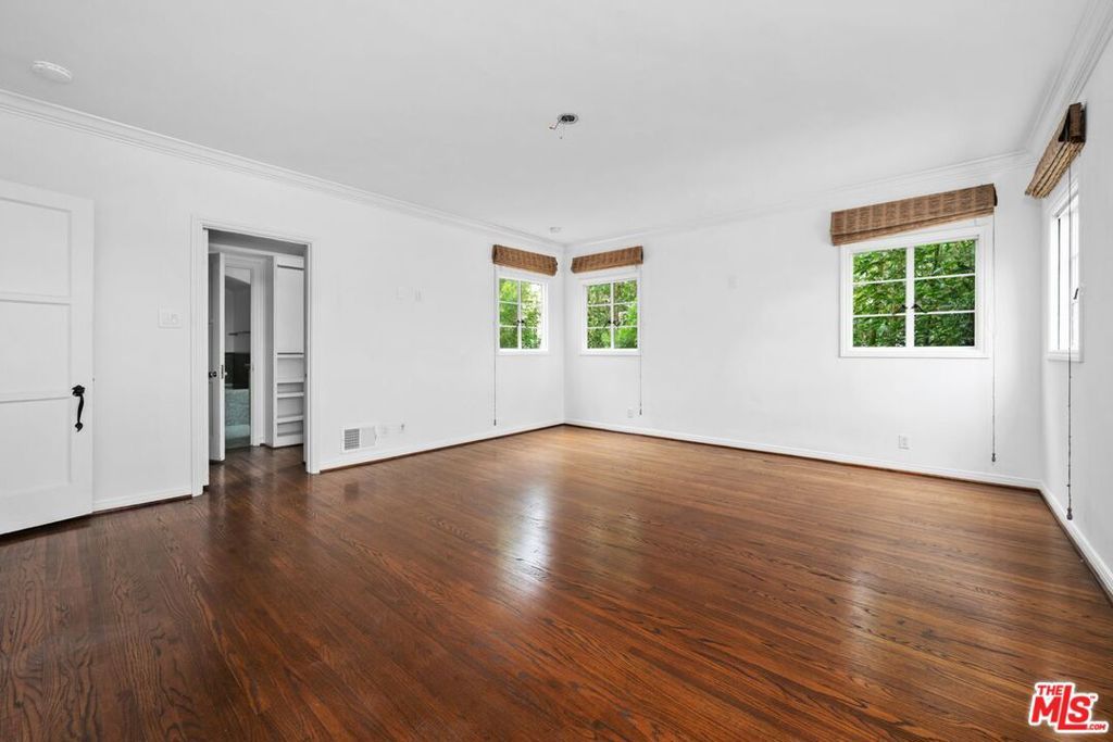 Image 16 of property listing at 432 Smithwood Drive, Beverly Hills, CA 90212