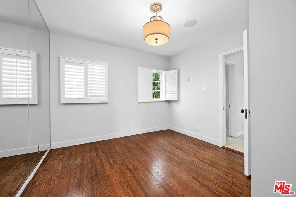 Image 18 of property listing at 432 Smithwood Drive, Beverly Hills, CA 90212