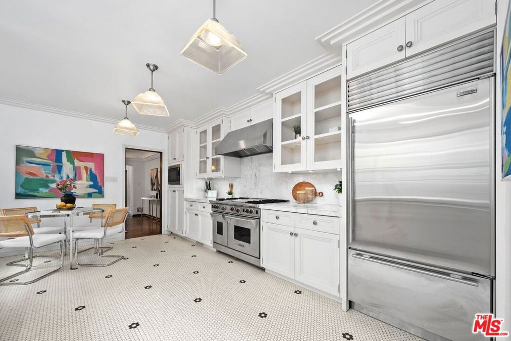 Image 7 of property listing at 432 Smithwood Drive, Beverly Hills, CA 90212