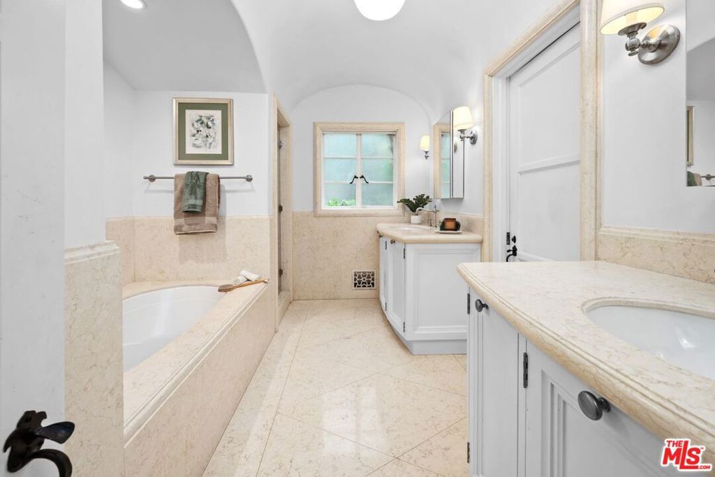 Image 9 of property listing at 432 Smithwood Drive, Beverly Hills, CA 90212