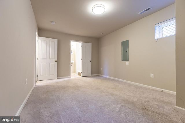 427 WOODCREST DR SE, Washington, DC 20032