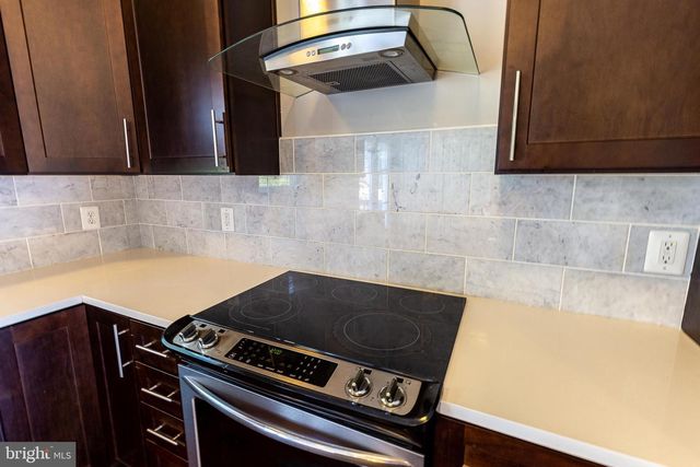 427 WOODCREST DR SE, Washington, DC 20032