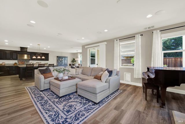 101 Scarlet St, Vacaville, CA 95687