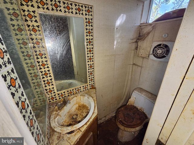 2021 LOMBARD ST, Philadelphia, PA 19146