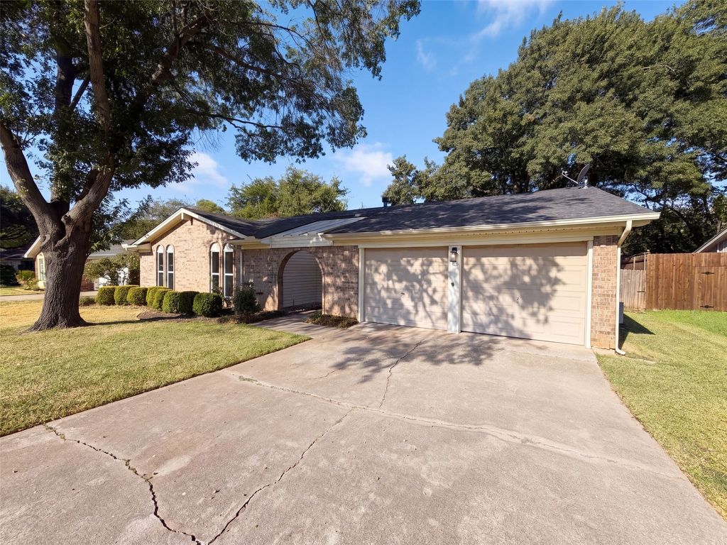 2209 Mountainview Drive, Hurst, TX 76054 — photo 2