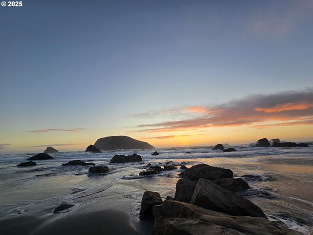 1241 LIGHTHOUSE Ln, Brookings, OR 97415