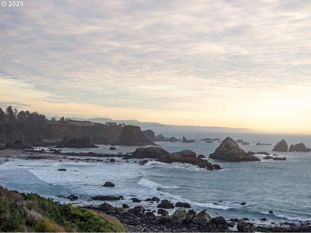 1241 LIGHTHOUSE Ln, Brookings, OR 97415