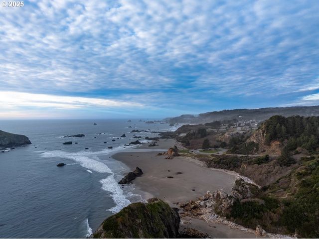 1241 LIGHTHOUSE Ln, Brookings, OR 97415