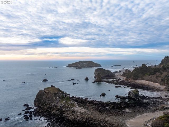 1241 LIGHTHOUSE Ln, Brookings, OR 97415