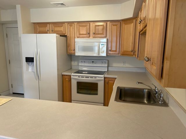 26 Greenleaves Drive 620, Amherst, MA 01002