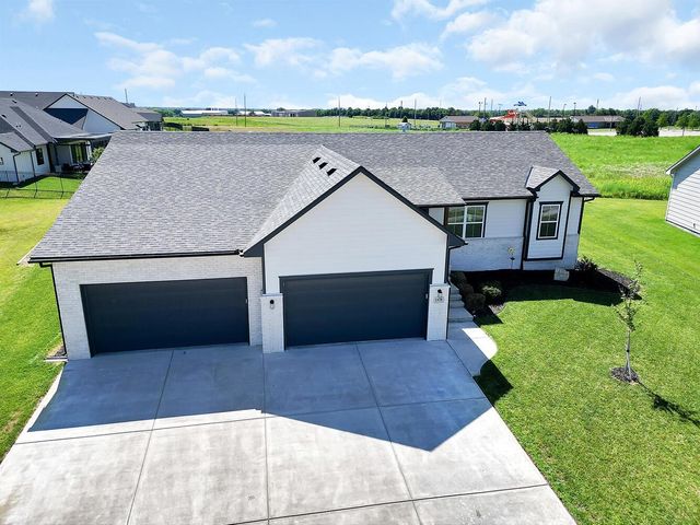 1438 N Emerald Valley Dr, Mulvane, KS 67110