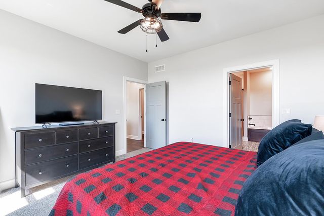 1438 N Emerald Valley Dr, Mulvane, KS 67110