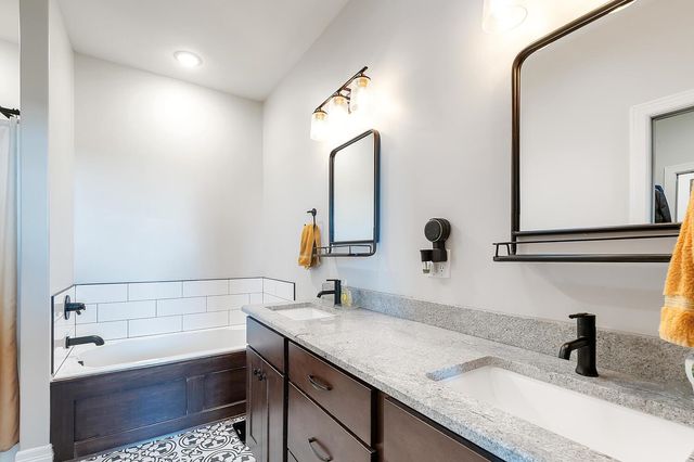 1438 N Emerald Valley Dr, Mulvane, KS 67110