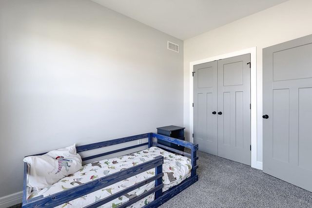 1438 N Emerald Valley Dr, Mulvane, KS 67110