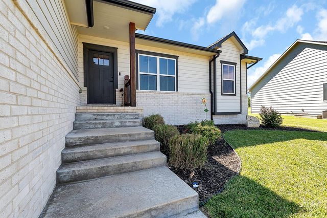 1438 N Emerald Valley Dr, Mulvane, KS 67110