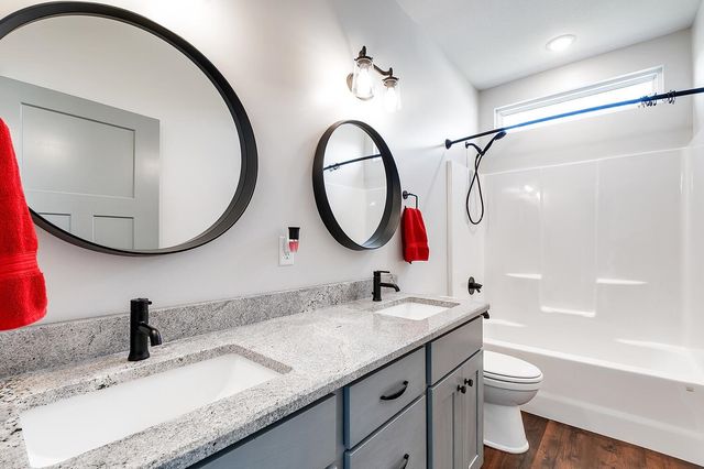 1438 N Emerald Valley Dr, Mulvane, KS 67110