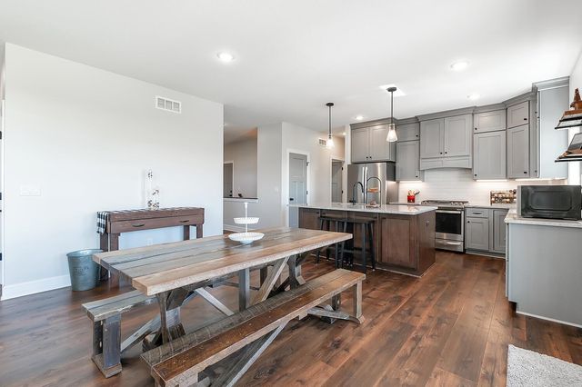 1438 N Emerald Valley Dr, Mulvane, KS 67110