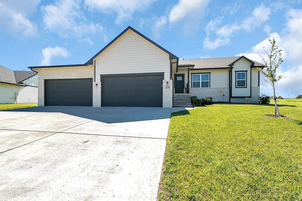 1438 N Emerald Valley Dr, Mulvane, KS 67110