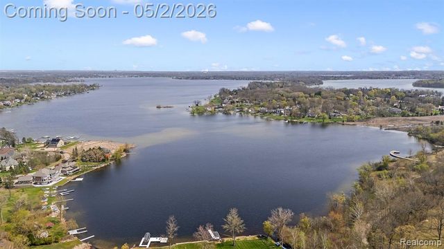 2745 Lari Court, West Bloomfield, MI 48324