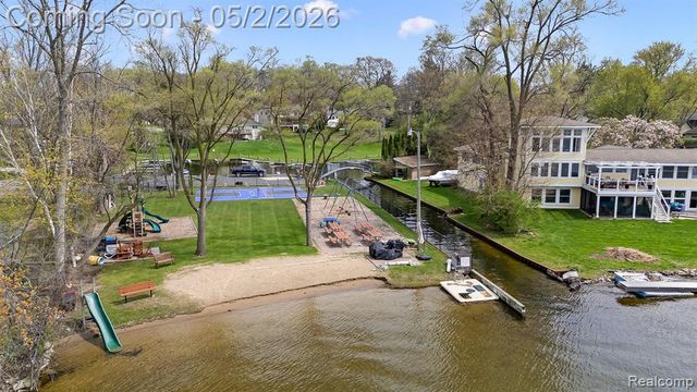2745 Lari Court, West Bloomfield, MI 48324