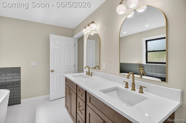 3901 Highlander Way, Ann Arbor, MI 48108