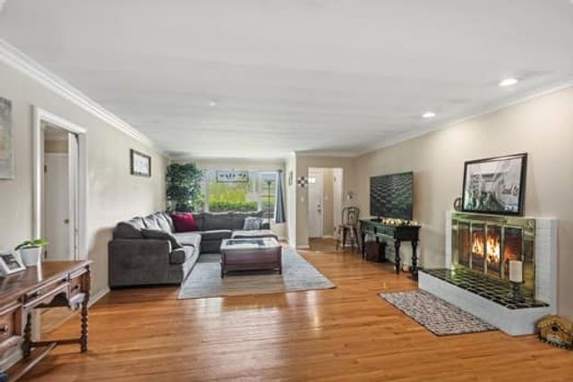 3 Dole Avenue, Crystal Lake, IL 60014