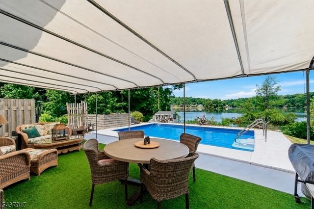 39 Koclas Dr, Netcong Boro, NJ 07857