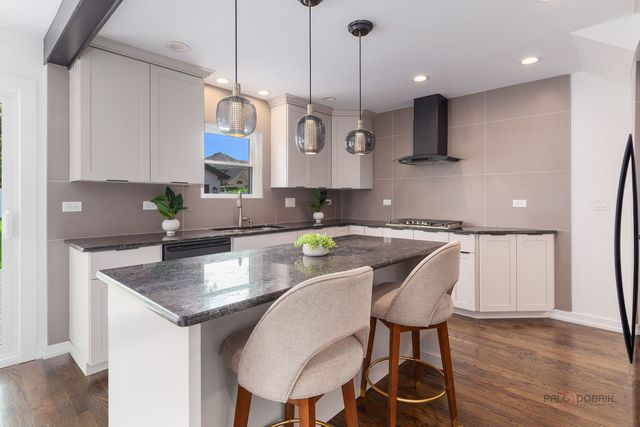 607 S Cedar Avenue, Elmhurst, IL 60126