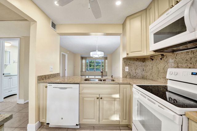 9460 Poinciana Place 203, Davie, FL 33324