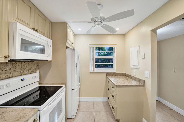 9460 Poinciana Place 203, Davie, FL 33324