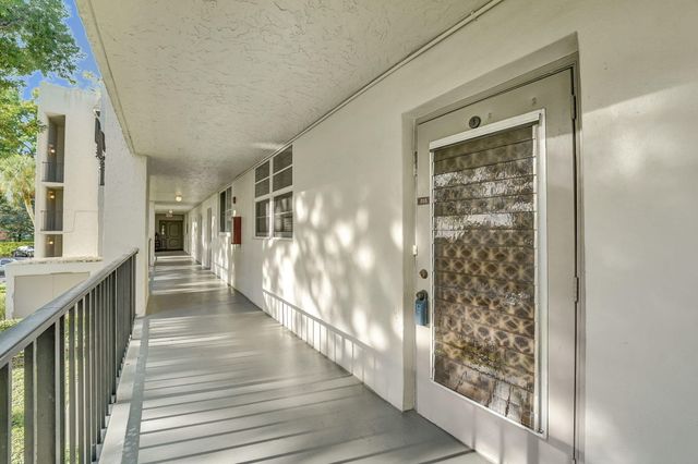 9460 Poinciana Place 203, Davie, FL 33324