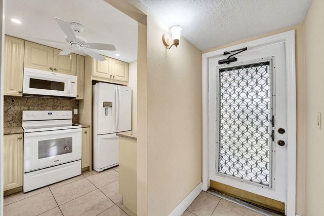 9460 Poinciana Place 203, Davie, FL 33324