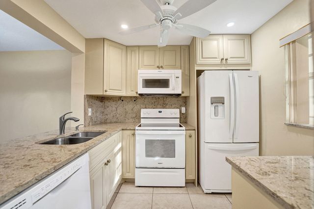 9460 Poinciana Place 203, Davie, FL 33324