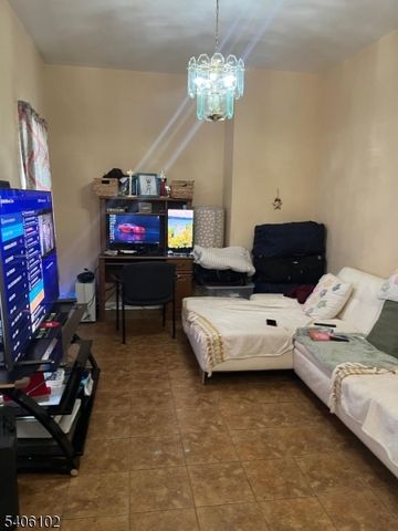 8 Zabriskie St, Haledon Boro, NJ 07508