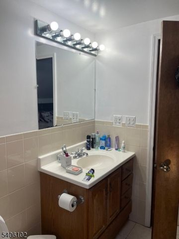 8 Zabriskie St, Haledon Boro, NJ 07508