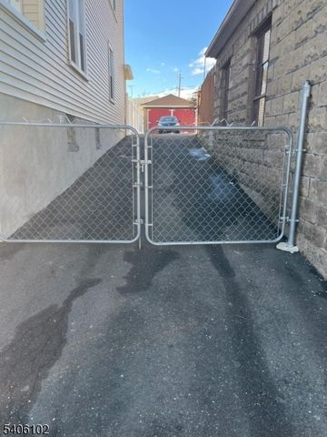 8 Zabriskie St, Haledon Boro, NJ 07508