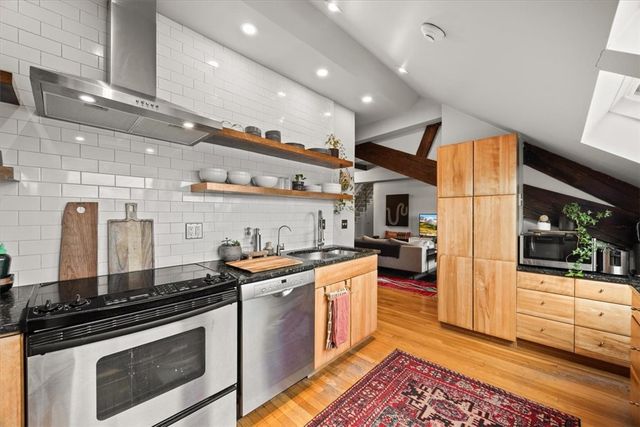 10 East Street 13, Providence, RI 02906