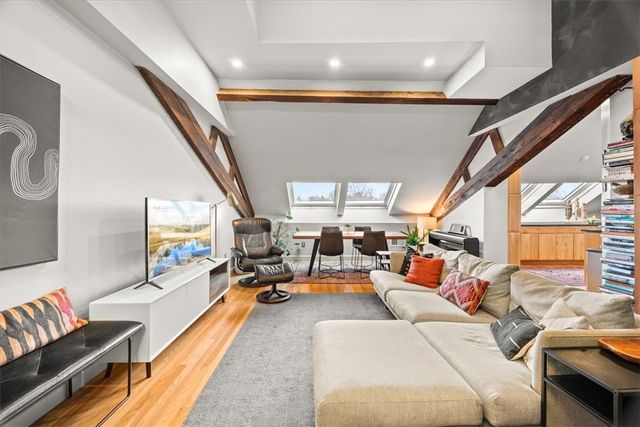 10 East Street 13, Providence, RI 02906