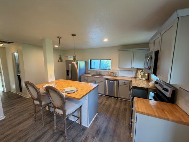 4245 NW 11th Street, Des Moines, IA 50313