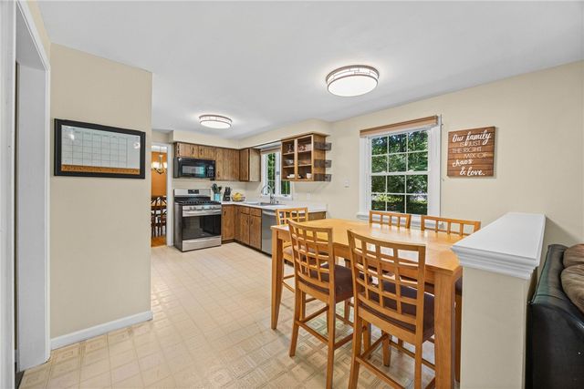 32 Autumn Oak Cir, Penfield, NY 14526