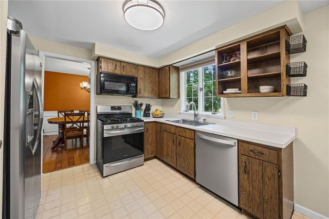32 Autumn Oak Cir, Penfield, NY 14526