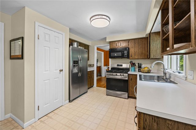 32 Autumn Oak Cir, Penfield, NY 14526