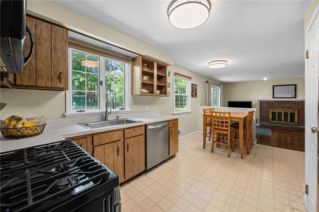 32 Autumn Oak Cir, Penfield, NY 14526
