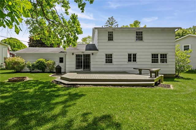 32 Autumn Oak Cir, Penfield, NY 14526
