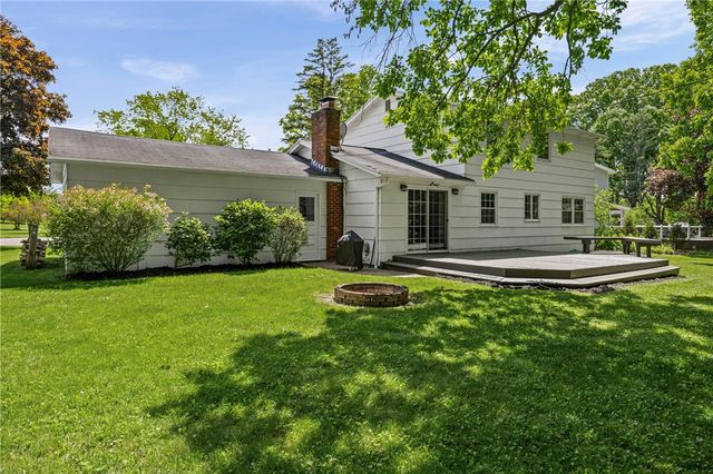 32 Autumn Oak Cir, Penfield, NY 14526