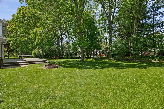 32 Autumn Oak Cir, Penfield, NY 14526