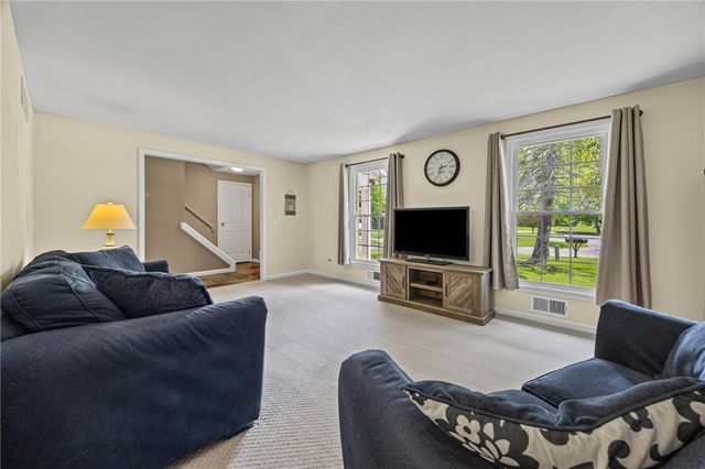 32 Autumn Oak Cir, Penfield, NY 14526