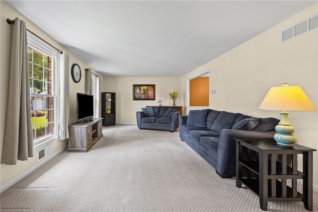 32 Autumn Oak Cir, Penfield, NY 14526