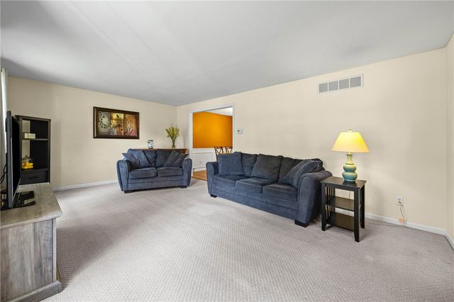 32 Autumn Oak Cir, Penfield, NY 14526